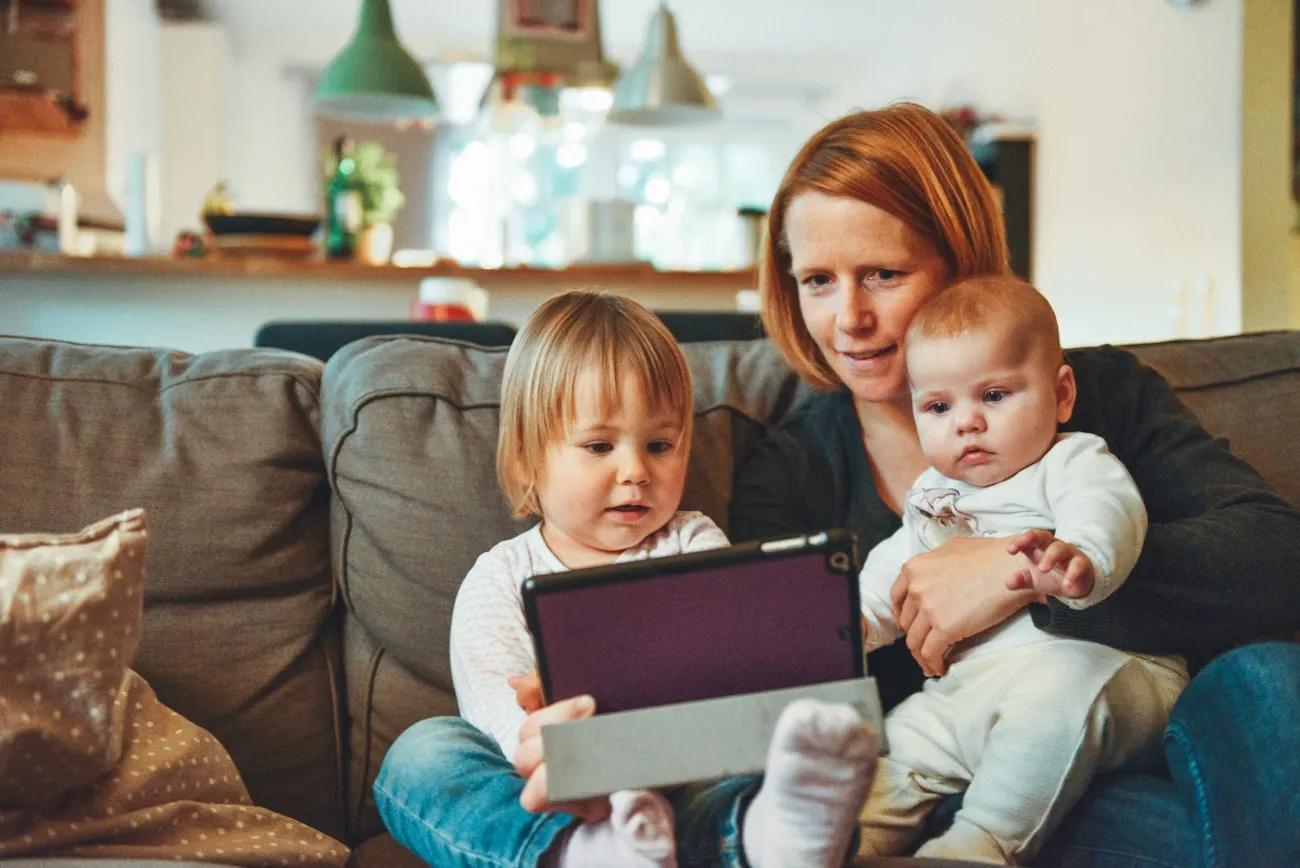 Mutter sitzt mit zwei kleinen Kindern vertraut zusammen